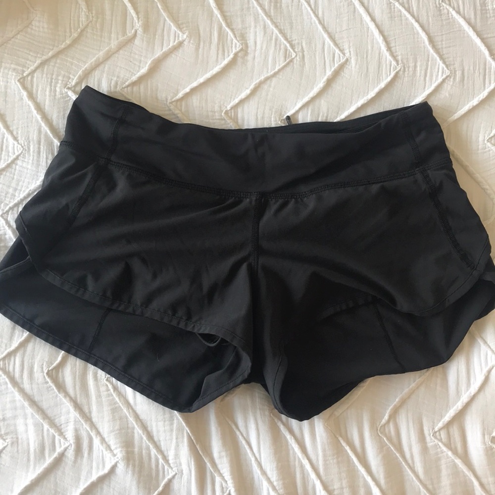 LULULEMON TIGHT BUT AIRY SIZE 6 BLACK SHORT